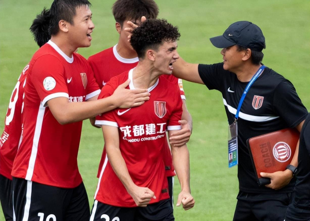 3377app,3377体育手机平台-成都蓉城转会期官宣签约，志在中超名次提升，更衣室稳定，年轻球员得到机会