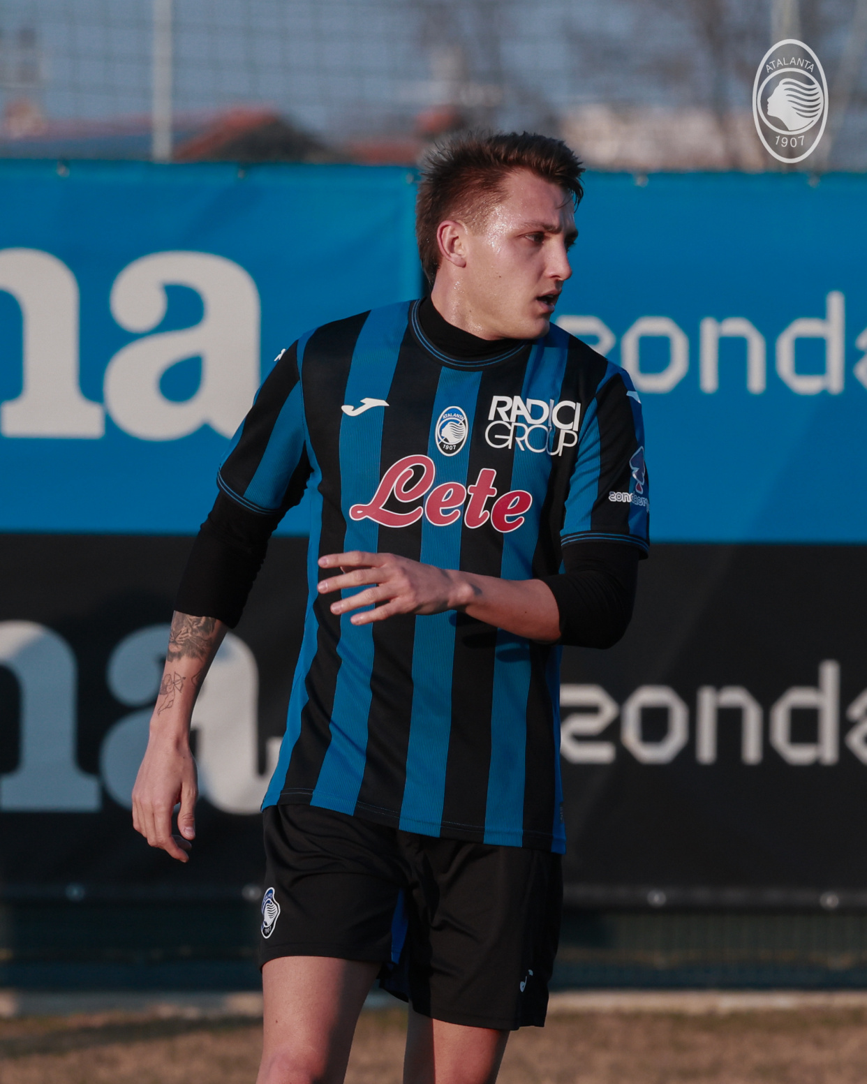 3377体育投注平台-赛地聚焦：国王杯赛后热度飙升，AC米兰复出首秀，话题不断，球探报告显示潜力